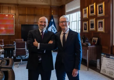 Tim Cook partecipa a un evento alla Casa Bianca dopo l’annuncio del passaggio di consegne in Apple