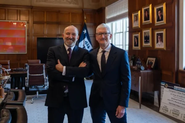 Tim Cook partecipa a un evento alla Casa Bianca dopo l’annuncio del passaggio di consegne in Apple