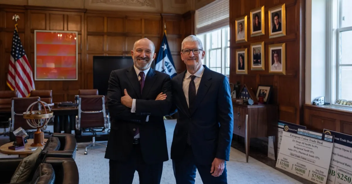 Tim Cook partecipa a un evento alla Casa Bianca dopo l’annuncio del passaggio di consegne in Apple