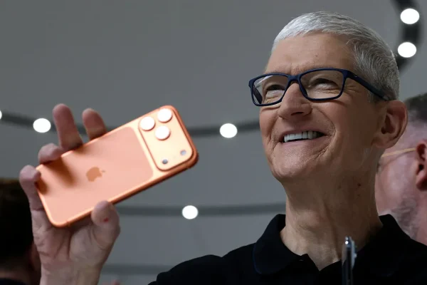 Apple Segna Vendite Record Mentre Tim Cook Si Dimette: Ma L’Incertezza per la Carenza di Chip È in Agguato
