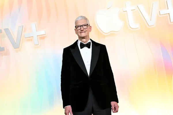 Tim Cook si dimette da CEO di Apple: John Ternus pronto a prendere le redini