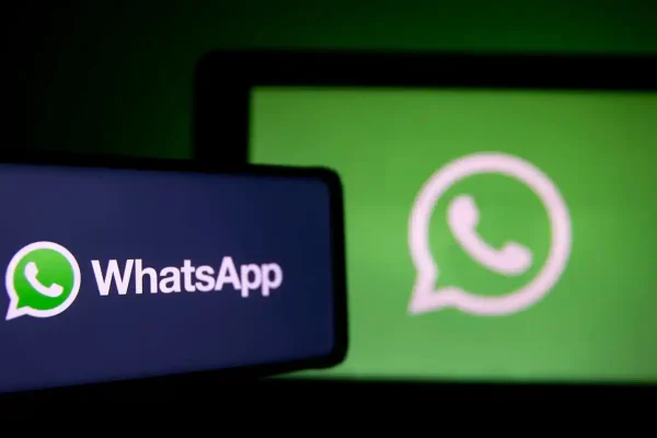 WhatsApp, scoperta una versione falsa italiana: 200 utenti spiati