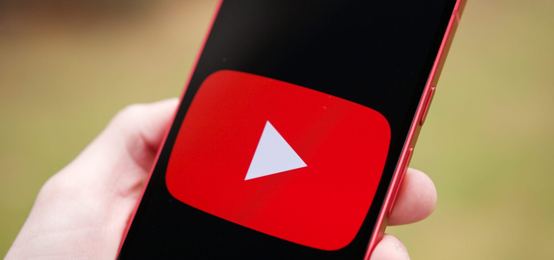 Addio ai deepfake delle celebrità su YouTube