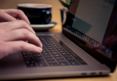 Il Mistero dei Computer Semiaperti: Perché gli Sviluppatori AI Non Li Chiudono Mai?