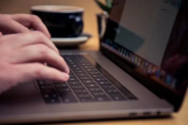 Il Mistero dei Computer Semiaperti: Perché gli Sviluppatori AI Non Li Chiudono Mai?