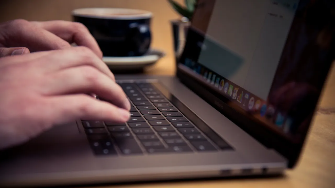 Il Mistero dei Computer Semiaperti: Perché gli Sviluppatori AI Non Li Chiudono Mai?