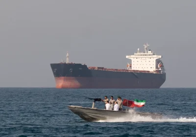 Stretto di Hormuz: La Flotta di Piccole Imbarcazioni Iraniane Blocca la Navigazione
