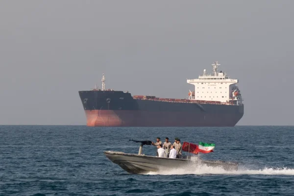 Stretto di Hormuz: La Flotta di Piccole Imbarcazioni Iraniane Blocca la Navigazione
