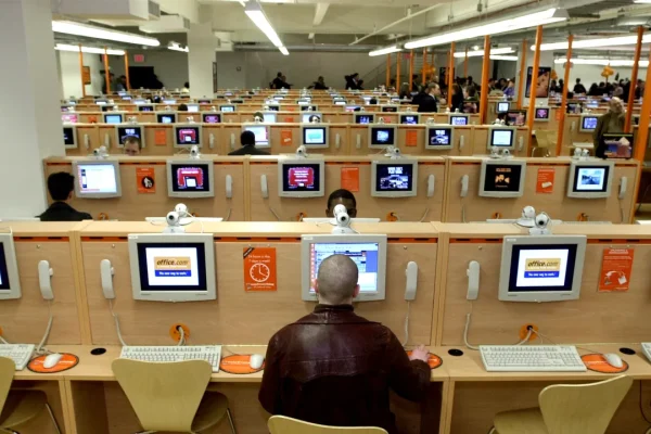Come il Web ha Trasformato le Persone in Target: Dal Marketing Digitale all’AI e i Rischi di Un’Implosione