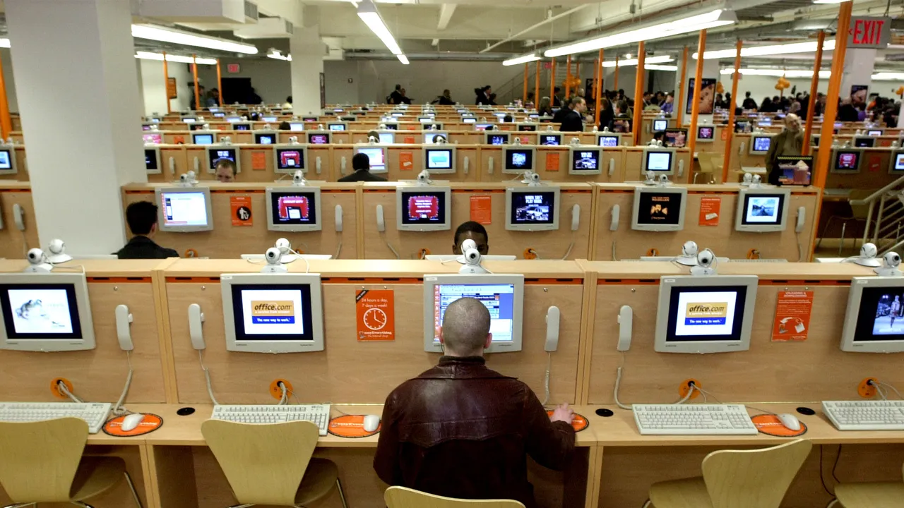 Come il Web ha Trasformato le Persone in Target: Dal Marketing Digitale all’AI e i Rischi di Un’Implosione