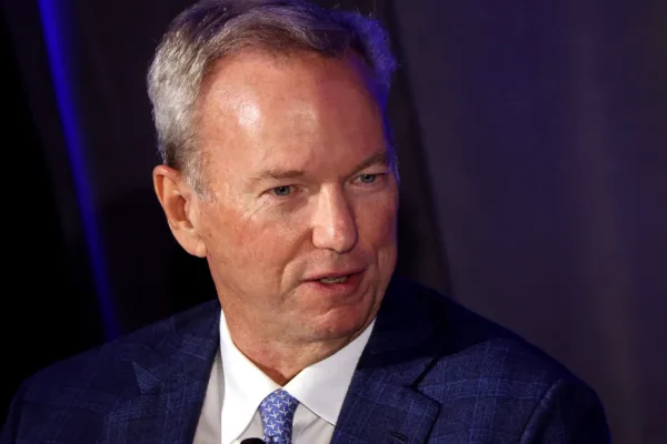 Gli studenti dell’Università dell’Arizona contestano il sostegno di Eric Schmidt all’AI