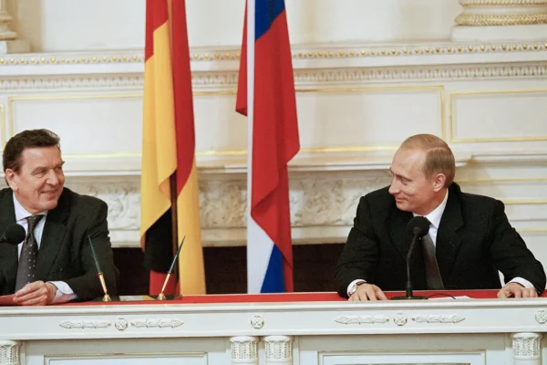 La Russia propone Gerhard Schröder come mediatore con l’Ucraina: motivi e implicazioni