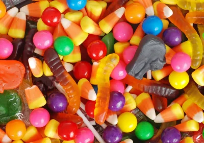 Lo zucchero: il buffet illimitato per i batteri responsabili delle carie dentali
