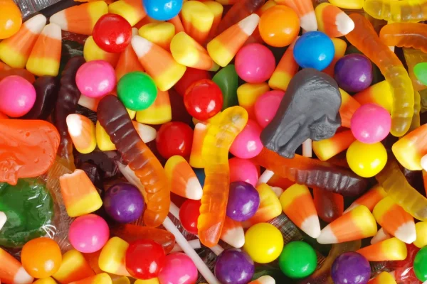 Lo zucchero: il buffet illimitato per i batteri responsabili delle carie dentali