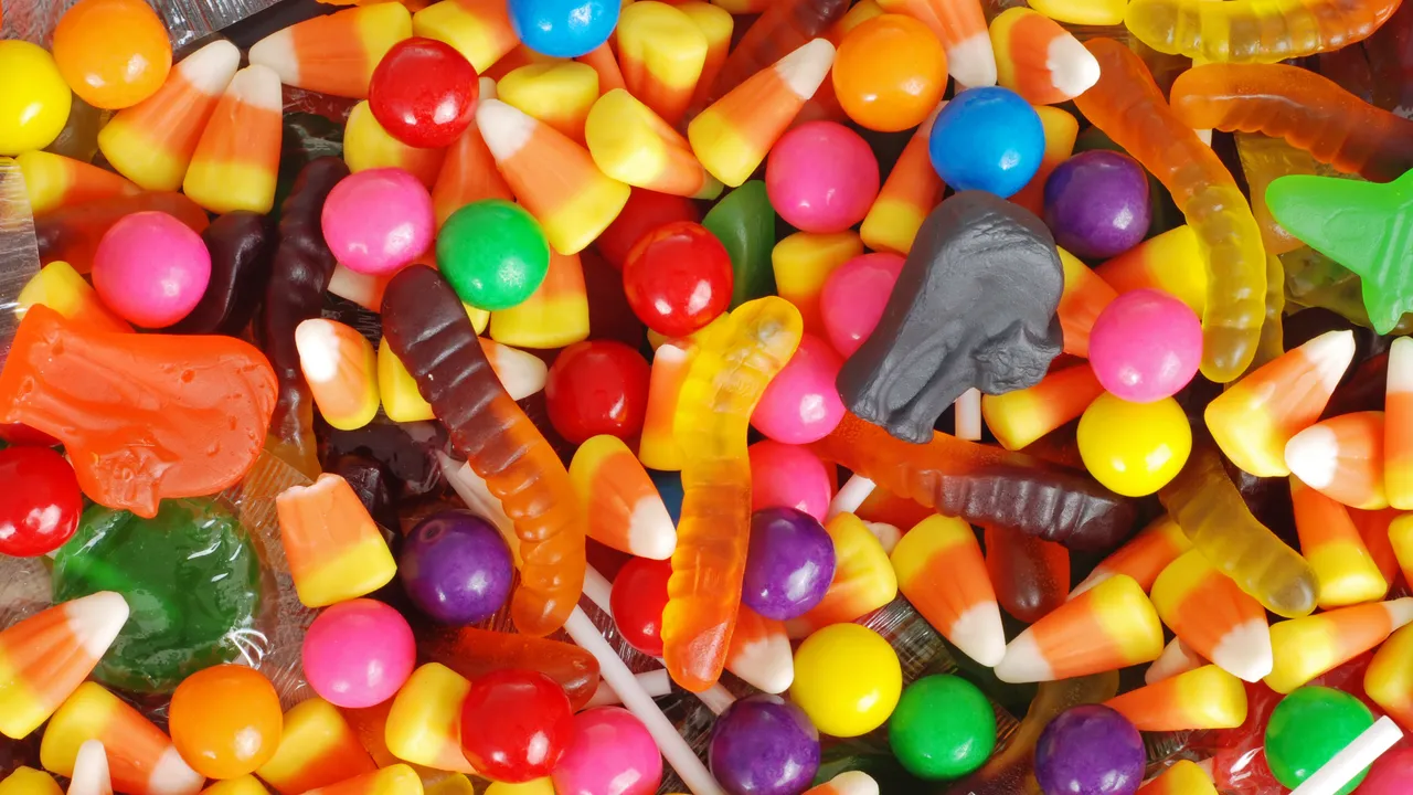 Lo zucchero: il buffet illimitato per i batteri responsabili delle carie dentali