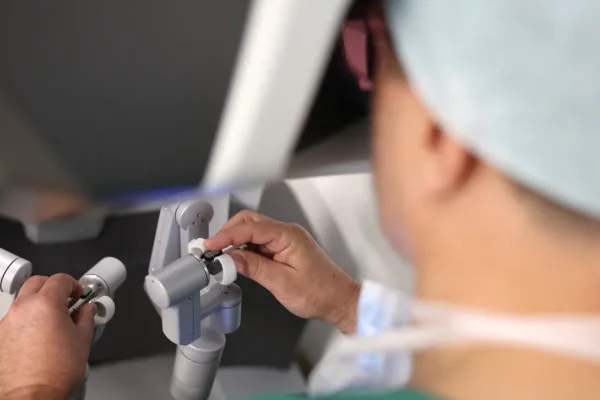 Chirurgia robotica: le evidenze scientifiche dividono la comunità medica