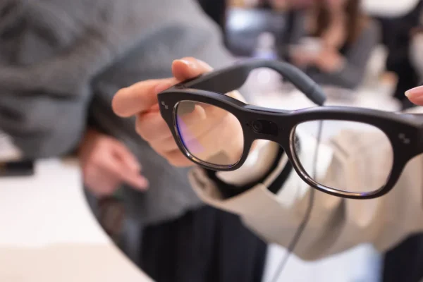 Smart glasses: il lato oscuro dell’abuso per stalking e estorsioni