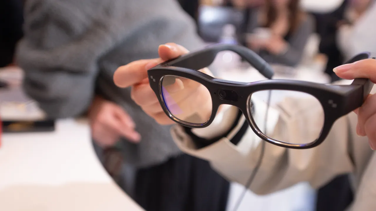 Smart glasses: il lato oscuro dell’abuso per stalking e estorsioni