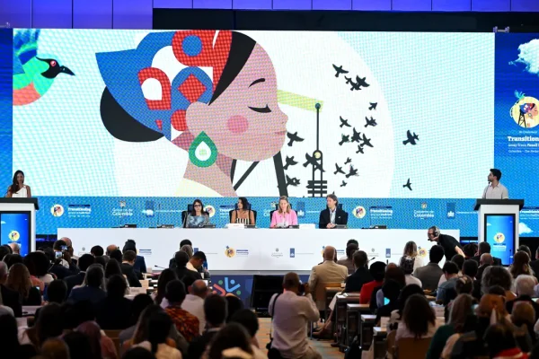 Santa Marta: La Prima Conferenza sulla Transizione Energetica Fuori dal Vecchio Condominio delle Cop
