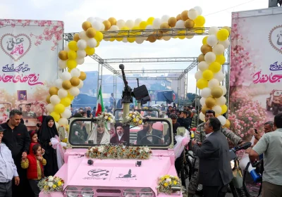 Palloncini e missili rosa: il curioso connubio delle piazze di Teheran nei matrimoni di massa in tempo di guerra
