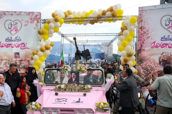 Palloncini e missili rosa: il curioso connubio delle piazze di Teheran nei matrimoni di massa in tempo di guerra