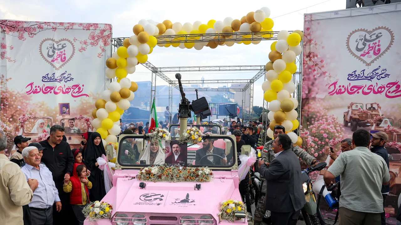 Palloncini e missili rosa: il curioso connubio delle piazze di Teheran nei matrimoni di massa in tempo di guerra
