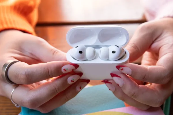 AirPods di Apple con telecamere per l’AI: produzione in arrivo!