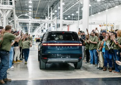Rivian: Aumento dei Ricavi con l’Avvio della Produzione R2