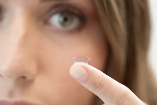 Scoperte innovative: le prime lenti a contatto anti-depressione che agiscono come farmaci