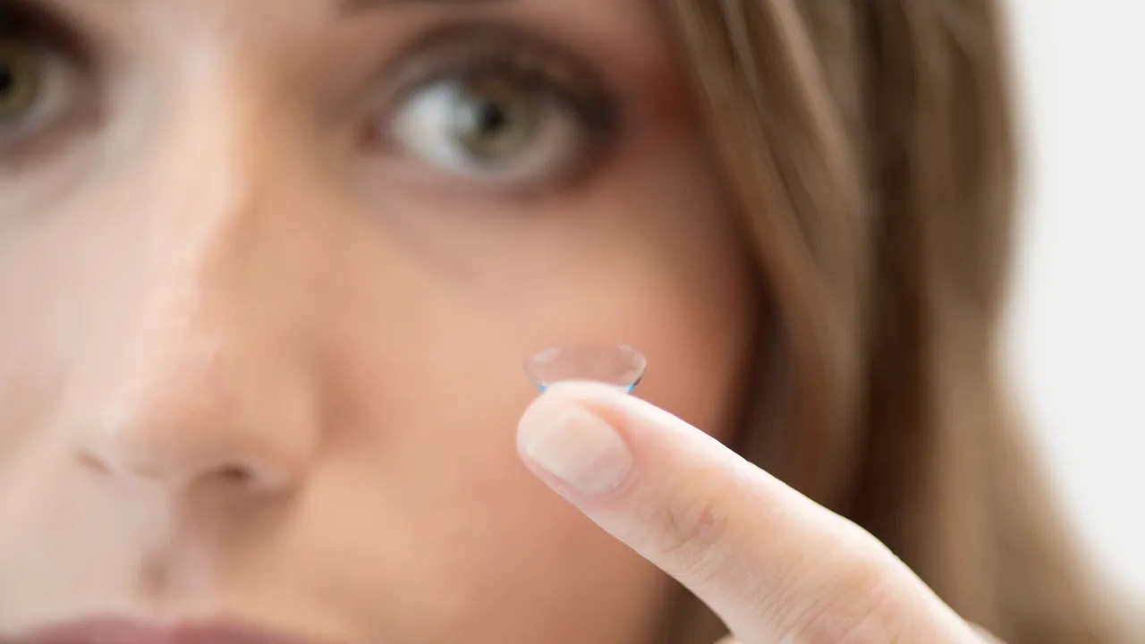 Scoperte innovative: le prime lenti a contatto anti-depressione che agiscono come farmaci