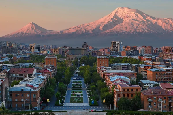 Perché il Mondo Occidentale si Riunisce in Armenia mentre lo Stretto di Hormuz è in Turbolenza?