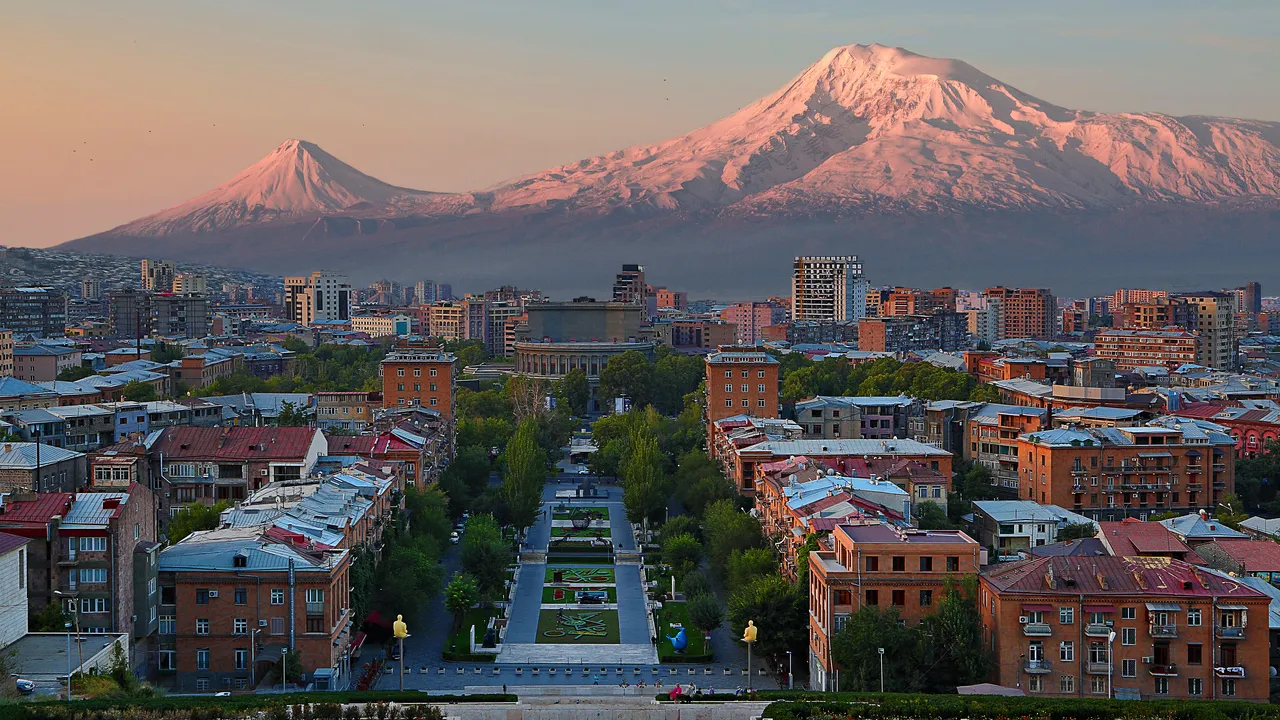 Perché il Mondo Occidentale si Riunisce in Armenia mentre lo Stretto di Hormuz è in Turbolenza?