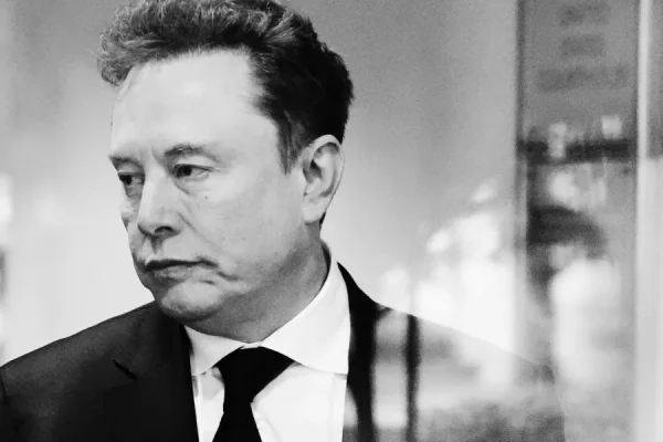 Musk accusa di essere stato ingannato, avverte sui rischi dell’IA e ammette che xAI assimila i modelli di OpenAI