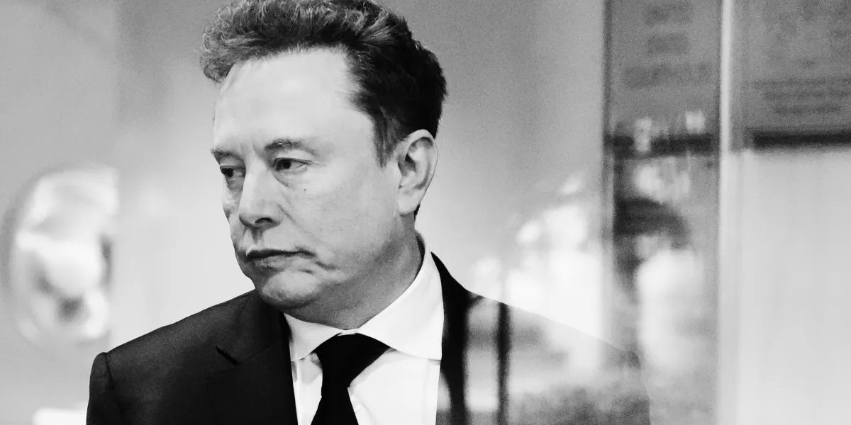 Musk accusa di essere stato ingannato, avverte sui rischi dell’IA e ammette che xAI assimila i modelli di OpenAI