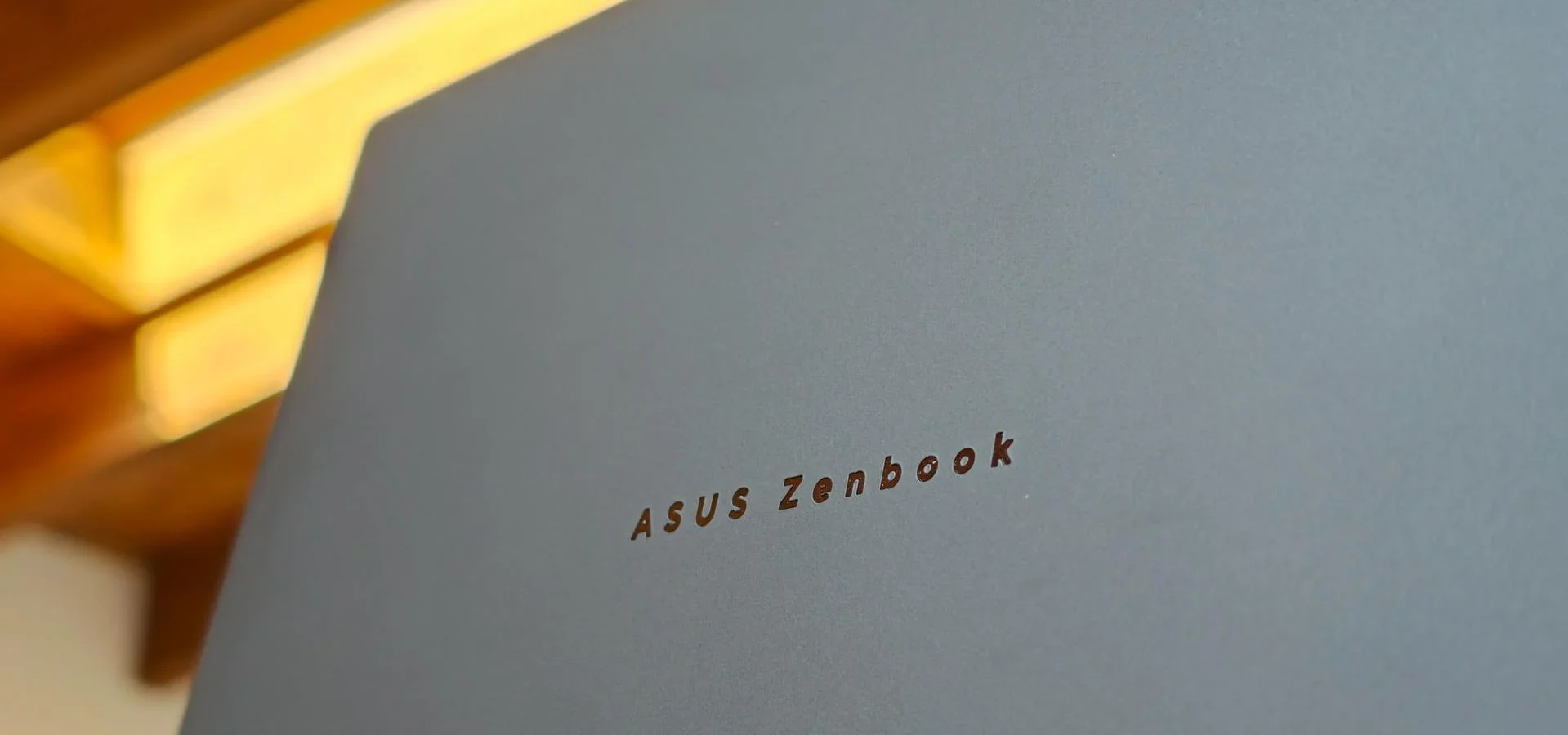 ASUS Zenbook Duo UX8407: il laptop innovativo con doppio schermo OLED