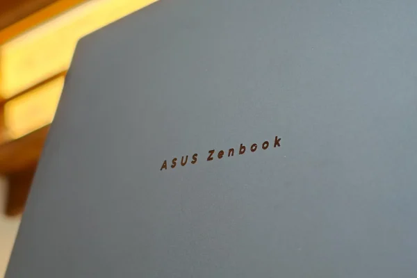 ASUS Zenbook Duo UX8407: il laptop innovativo con doppio schermo OLED