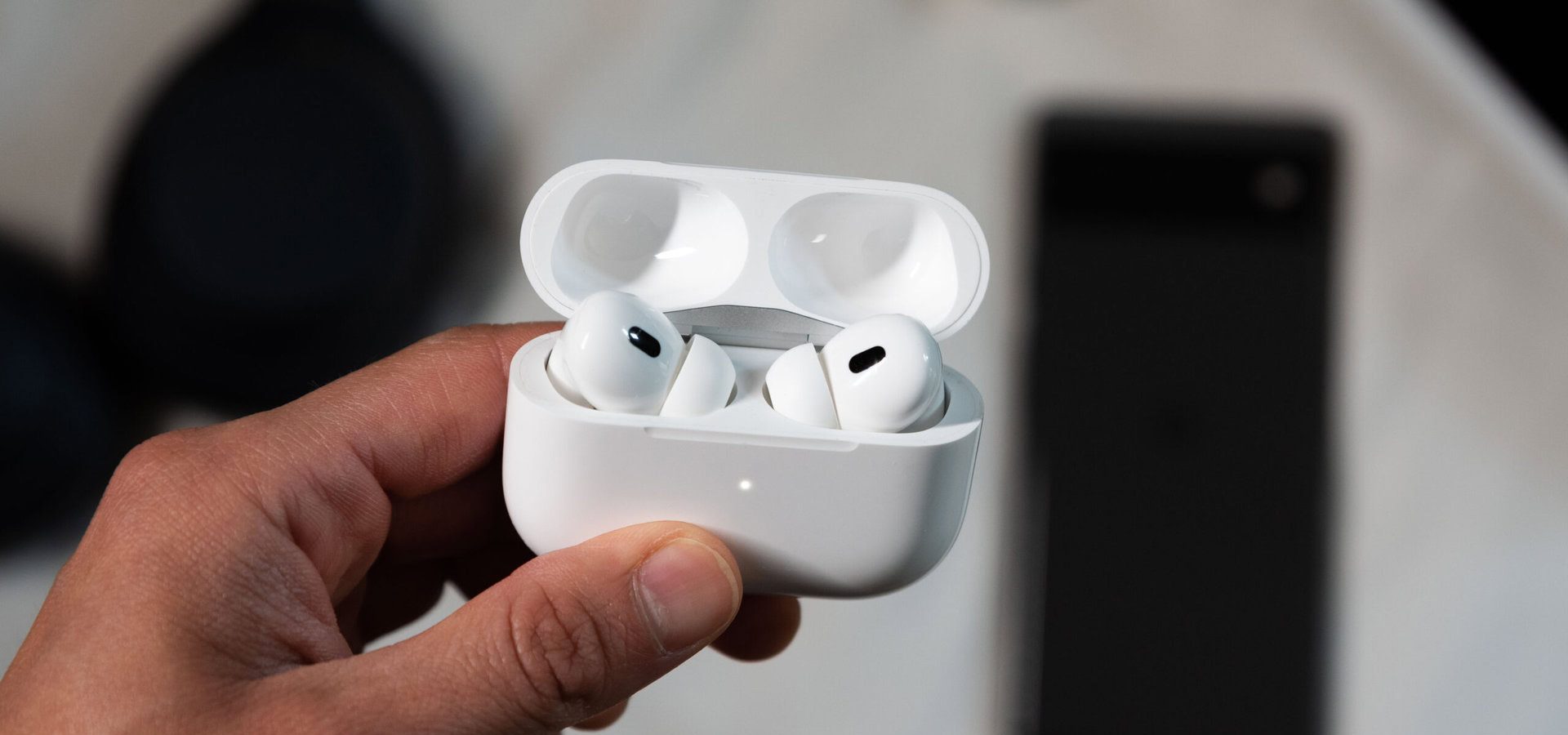 AirPods con fotocamera: un passo decisivo verso il lancio