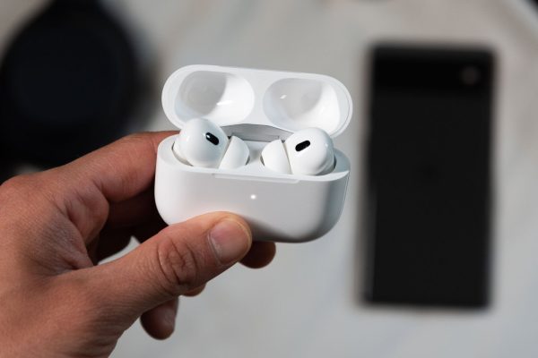 AirPods con fotocamera: un passo decisivo verso il lancio