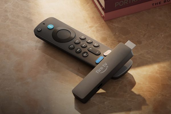 Amazon Fire TV Stick HD: Compatta e Alimentata dal Tuo Televisore!