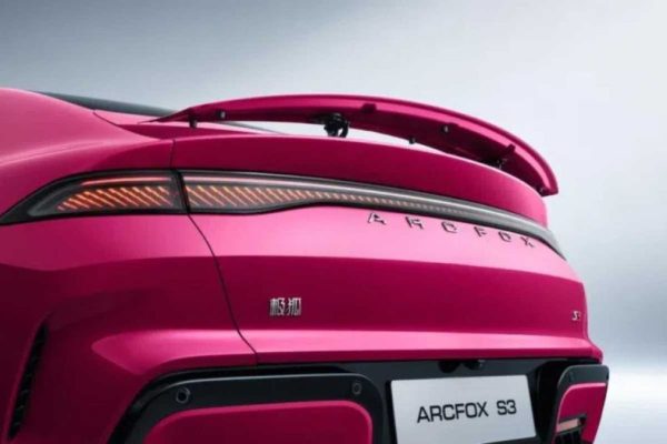 Arcfox S3: La Berlina Cinese che Rivoluziona il Battery Swap