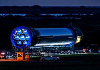 Blue Origin svela i due booster di New Glenn e si prepara per un lancio mozzafiato