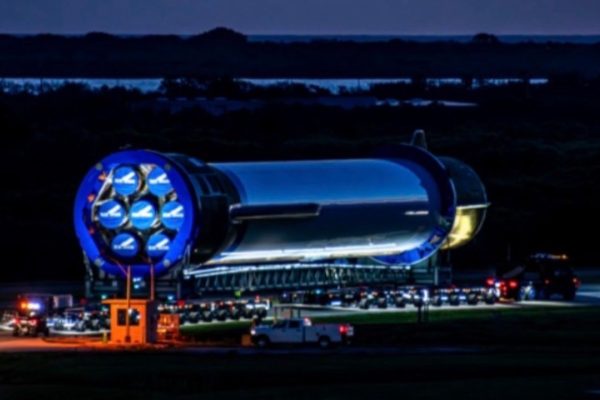 Blue Origin svela i due booster di New Glenn e si prepara per un lancio mozzafiato