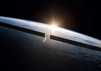 Claude: SpaceX e Anthropic si alleano per rivoluzionare l’intelligenza artificiale con i data center orbitali
