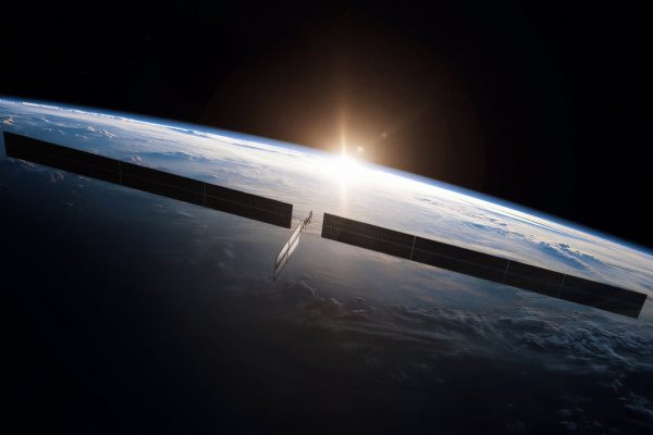 Claude: SpaceX e Anthropic si alleano per rivoluzionare l’intelligenza artificiale con i data center orbitali