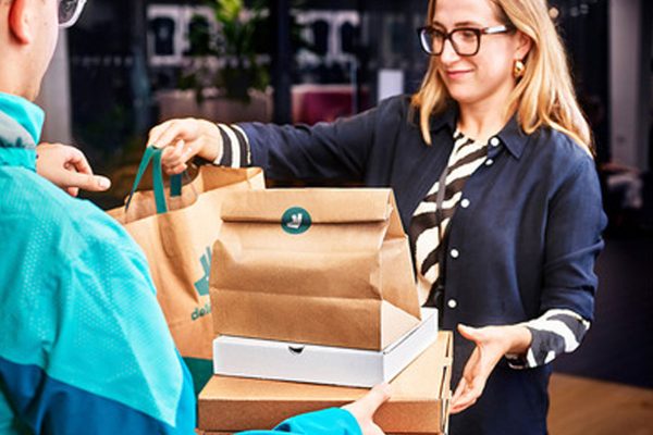Garante della Concorrenza: Glovo e Deliveroo sotto accusa per pratiche ingannevoli su etica e responsabilità sociale