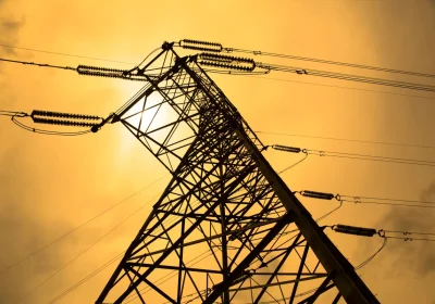 La rete elettrica più grande degli Stati Uniti sotto pressione dall’IA: tensioni e insoddisfazione generale