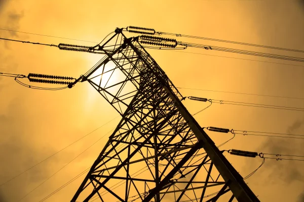 La rete elettrica più grande degli Stati Uniti sotto pressione dall’IA: tensioni e insoddisfazione generale