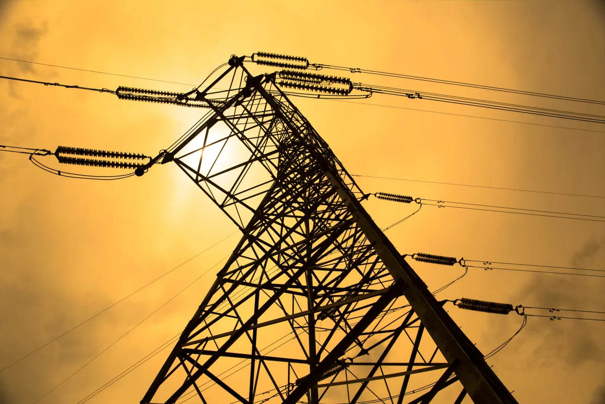 La rete elettrica più grande degli Stati Uniti sotto pressione dall’IA: tensioni e insoddisfazione generale