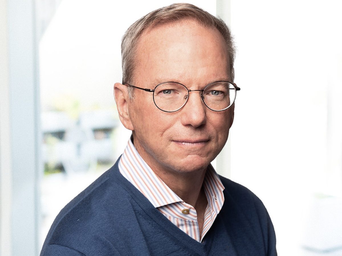 Fischi e polemiche: l’ex CEO di Google Eric Schmidt elogia l’AI davanti agli studenti