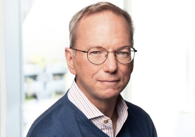 Fischi e polemiche: l’ex CEO di Google Eric Schmidt elogia l’AI davanti agli studenti